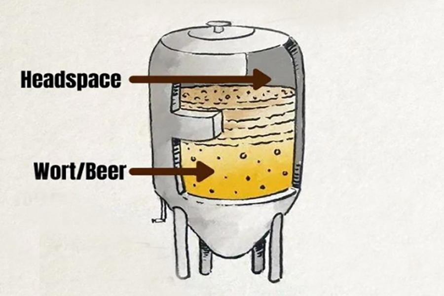 <b>Por qué se debe mantener un espacio libre en el fermentador?</b>